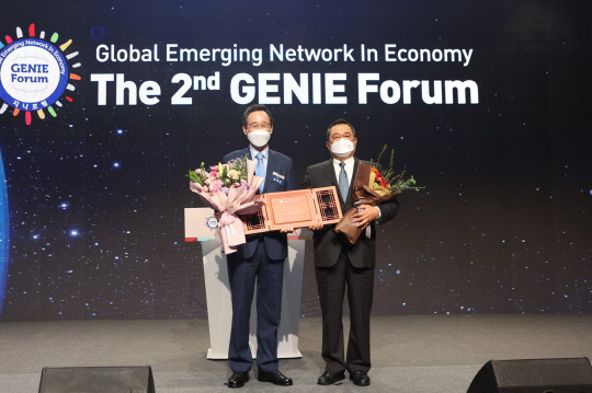 구자열(오른쪽) LS그룹 회장이 29일 전주시에서 열린 제2회 지니포럼에서 '지니어워즈'를 수상하고 송하진 전라북도 도지사와 기념촬영을 하고 있다. <LS그룹 제공>